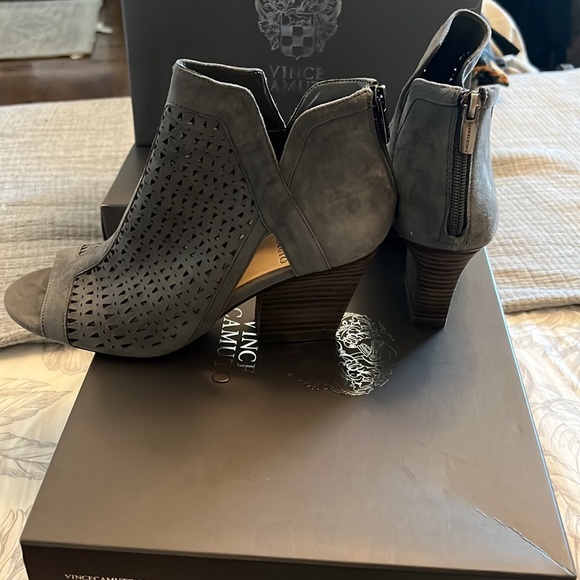 Vince Camuto heeled bootie sandal in graystone color, size 8.5. - Picture 4 of 5